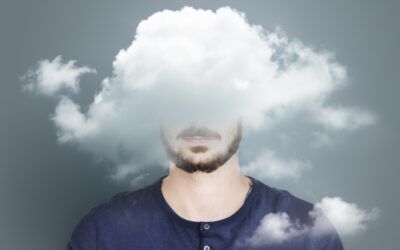La psicología explica por qué sobrepiensas todo (y cómo dejar de vivir dentro de tu cabeza)